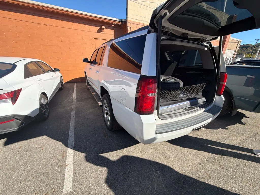 Chevrolet Suburban photo 11