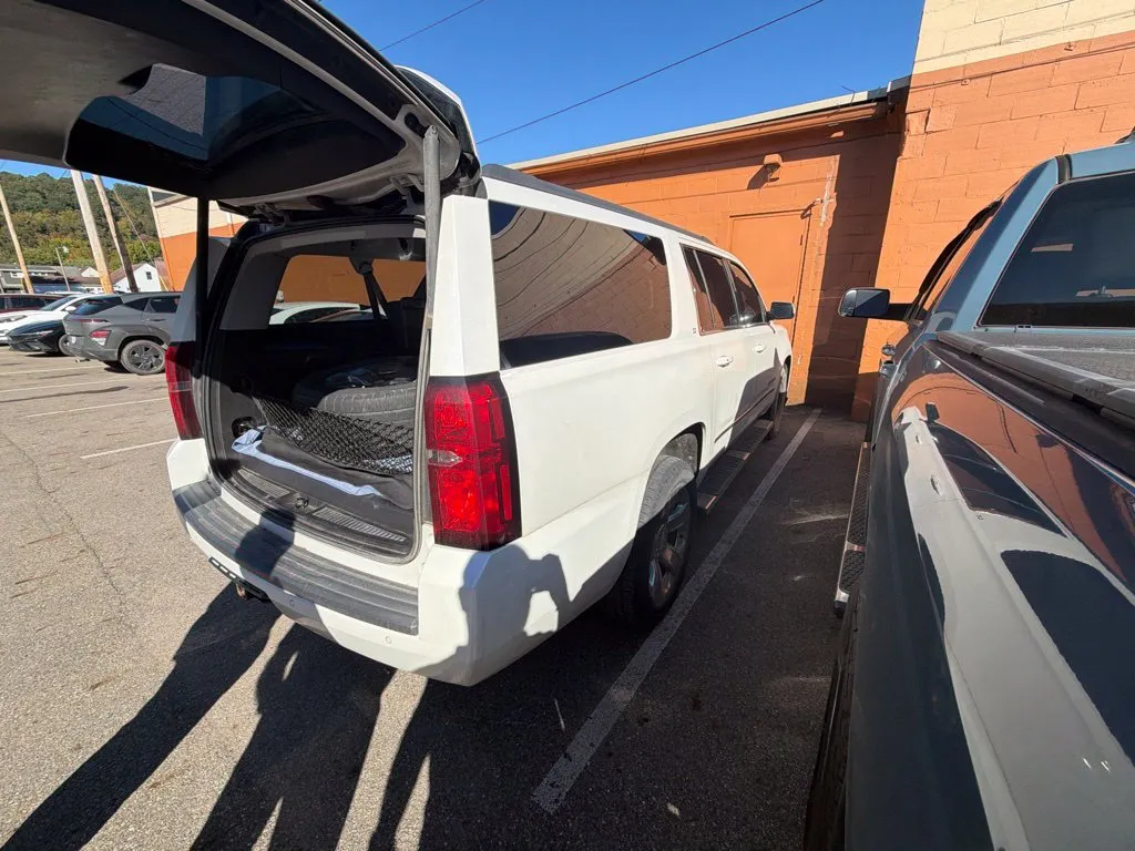 Chevrolet Suburban photo 9