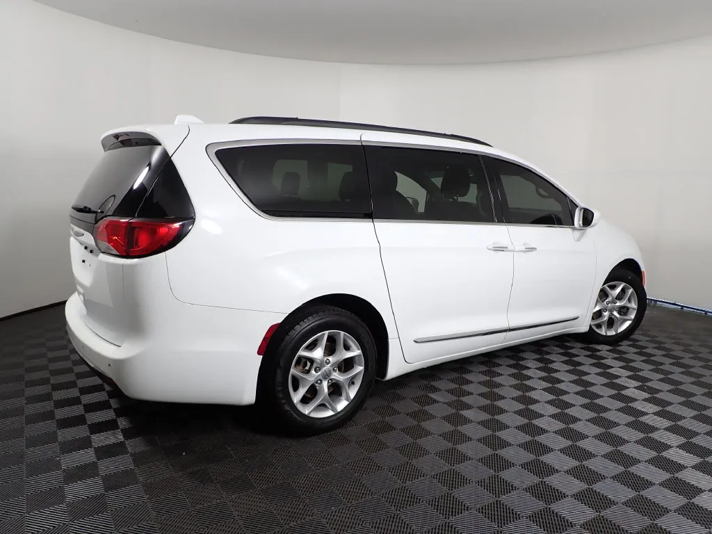 Chrysler Pacifica photo 18
