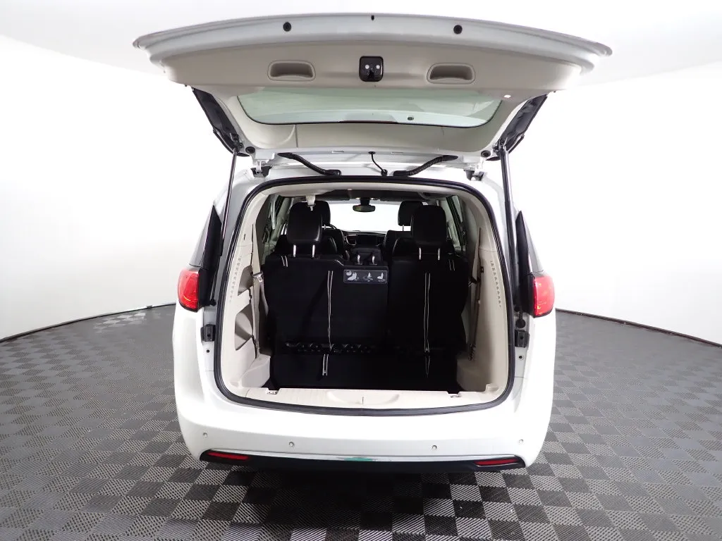 Chrysler Pacifica photo 14