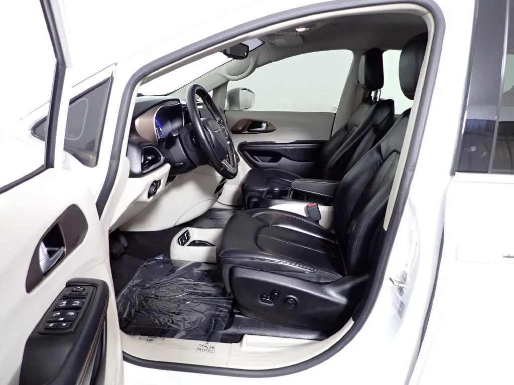 Chrysler Pacifica photo 21