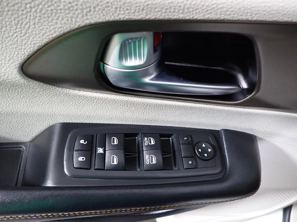 Chrysler Pacifica photo 20