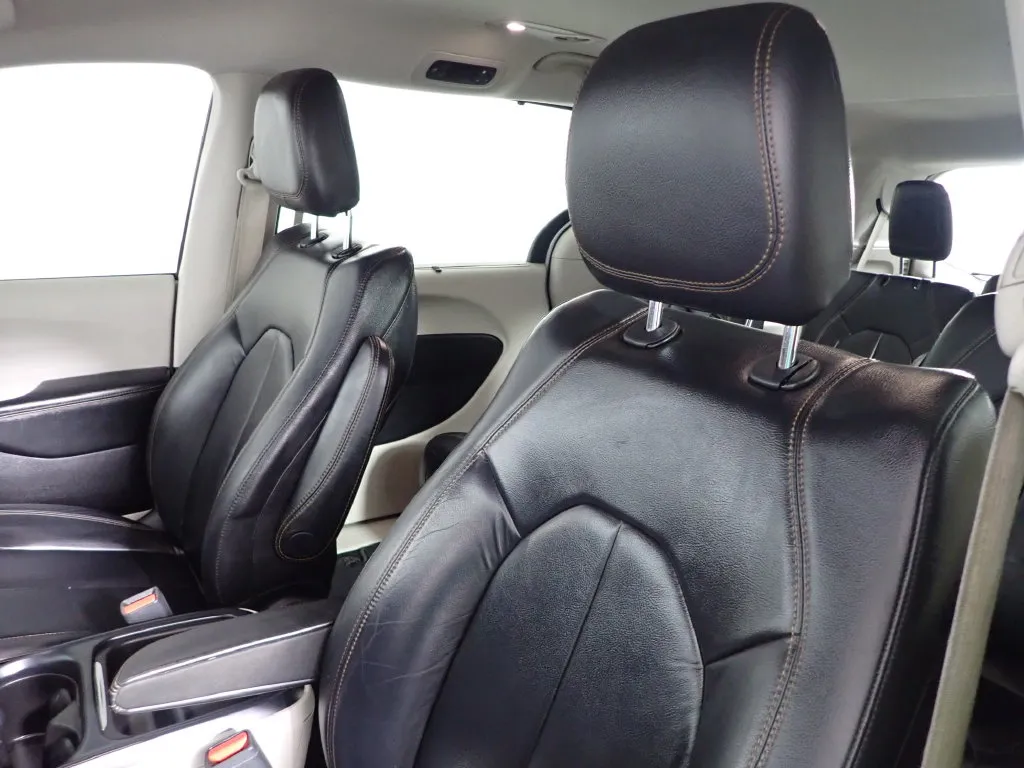 Chrysler Pacifica photo 22