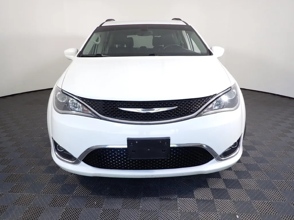 Chrysler Pacifica photo 8