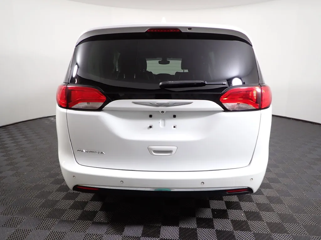 Chrysler Pacifica photo 13