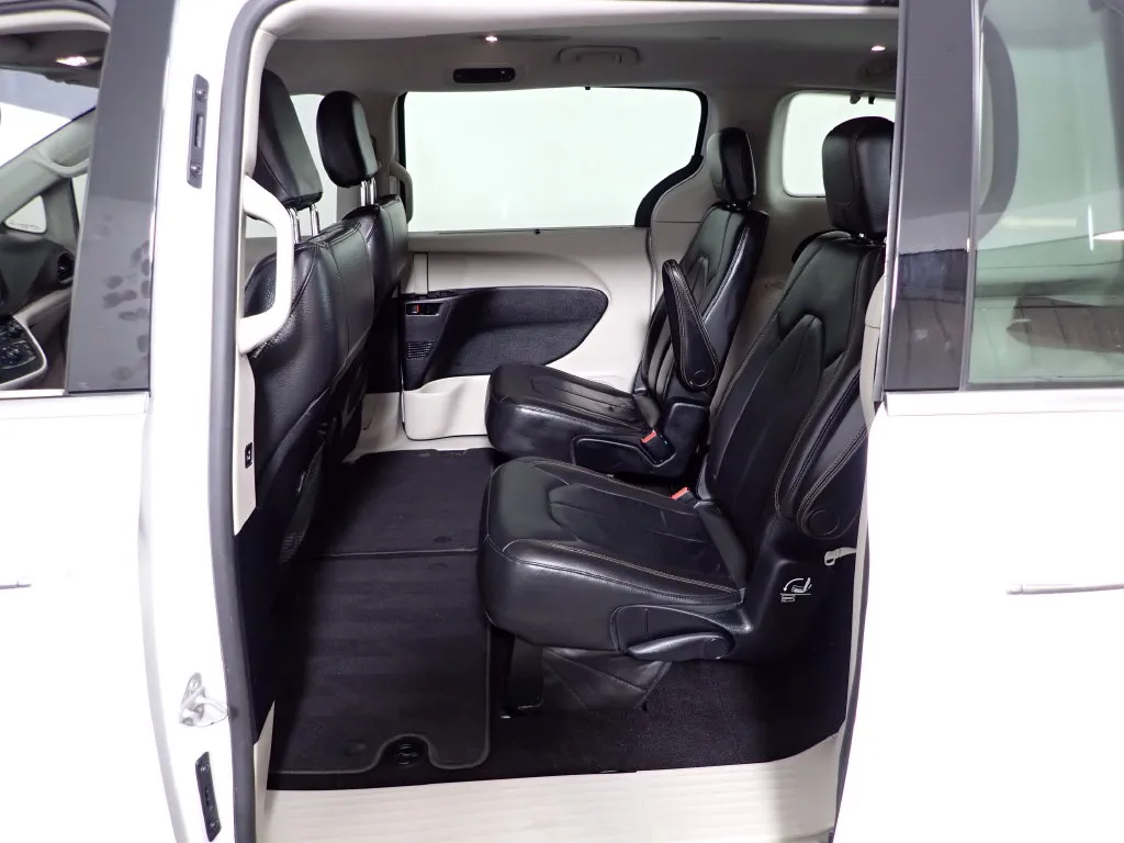 Chrysler Pacifica photo 32