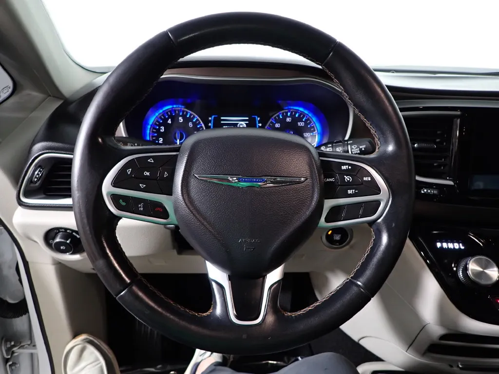 Chrysler Pacifica photo 26