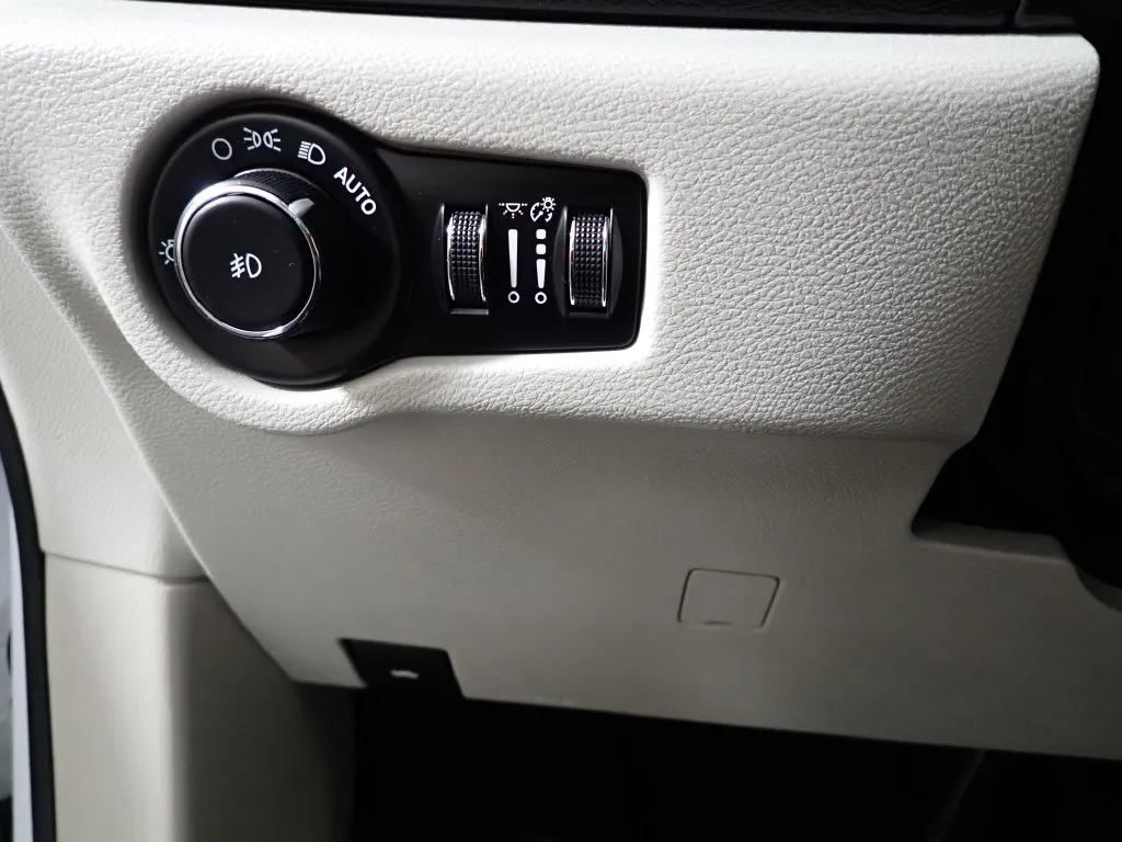 Chrysler Pacifica photo 24
