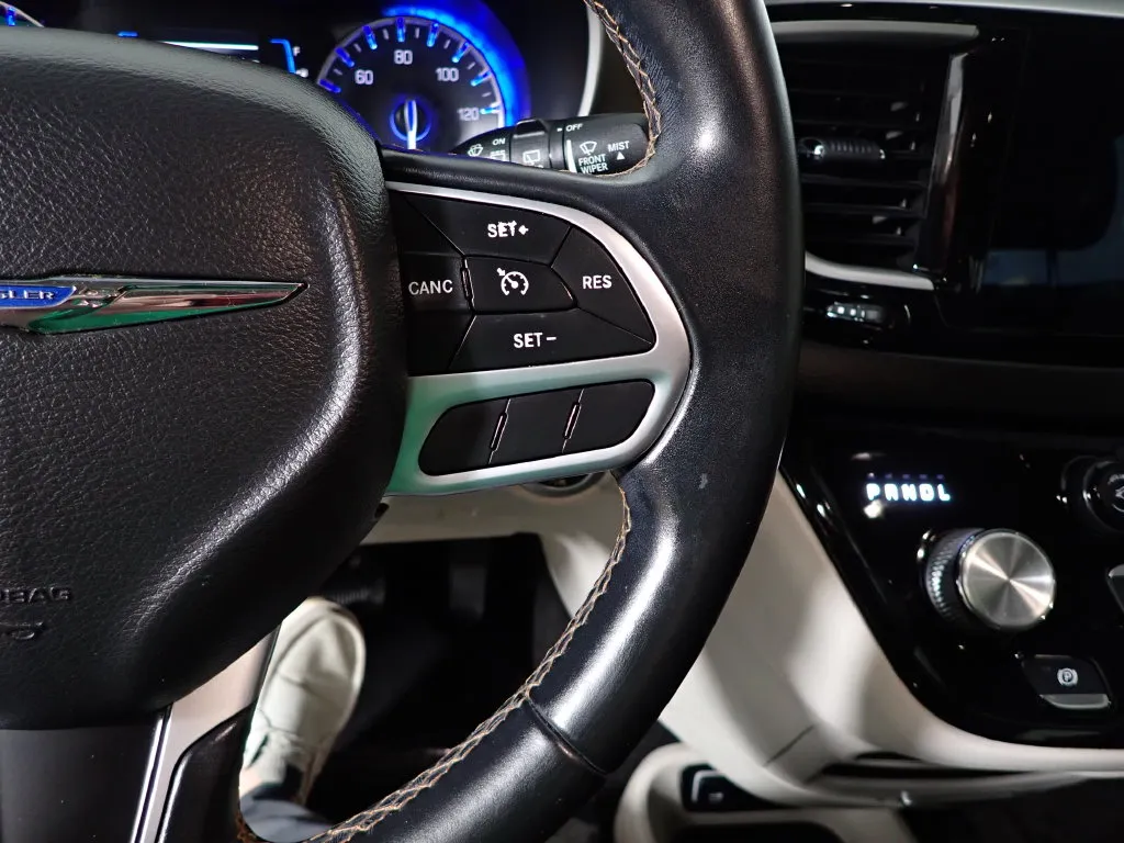 Chrysler Pacifica photo 28