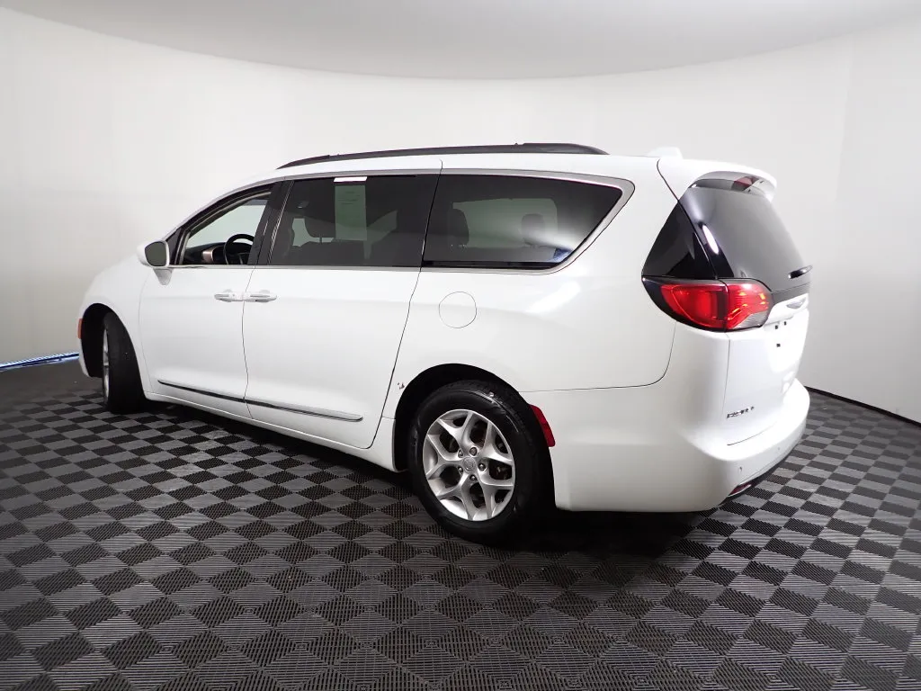 Chrysler Pacifica photo 11