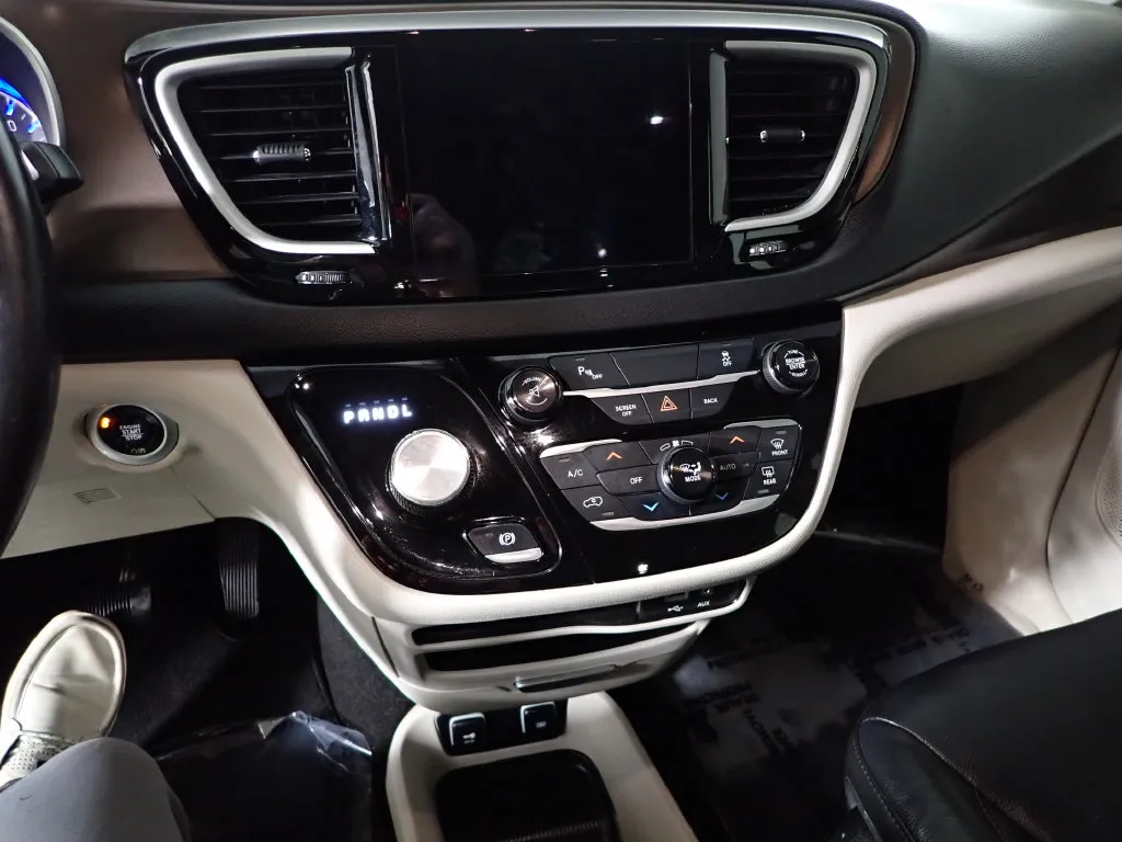 Chrysler Pacifica photo 29
