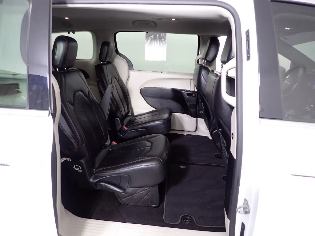 Chrysler Pacifica photo 33