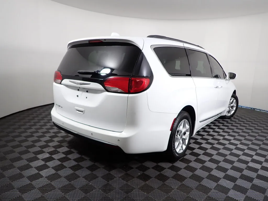 Chrysler Pacifica photo 17