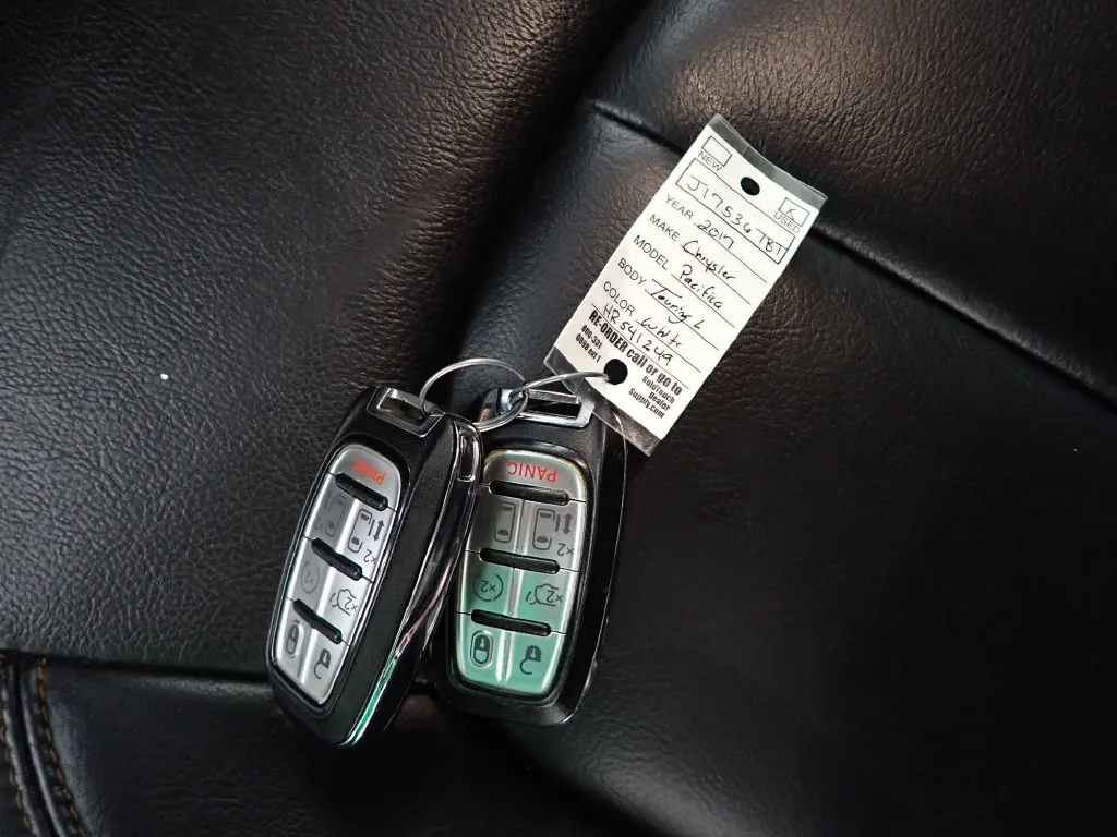Chrysler Pacifica photo 42