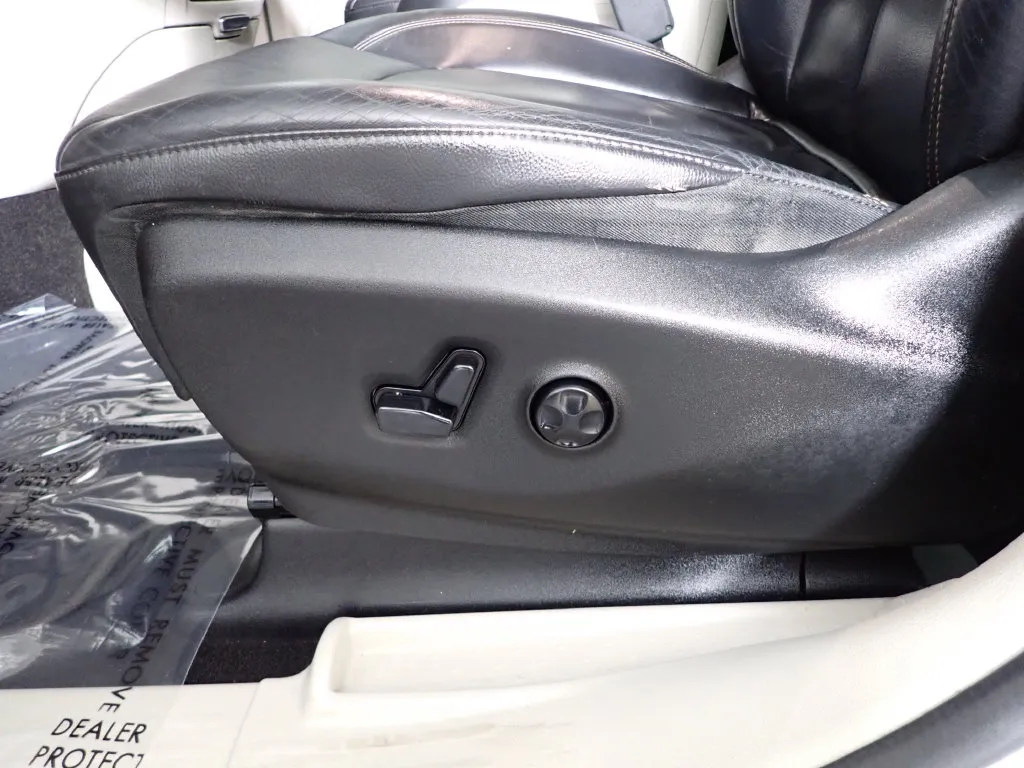 Chrysler Pacifica photo 23