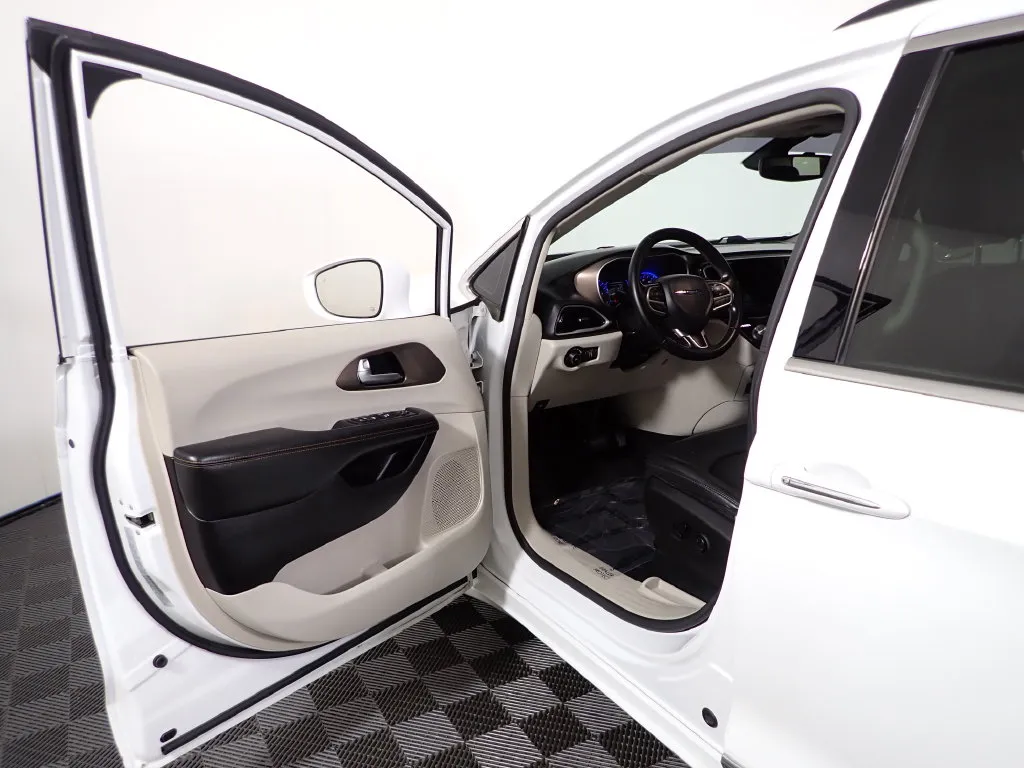 Chrysler Pacifica photo 19