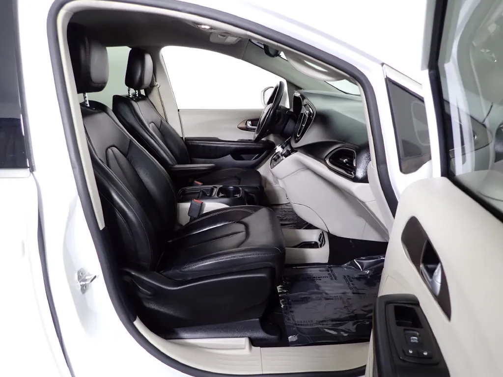 Chrysler Pacifica photo 36