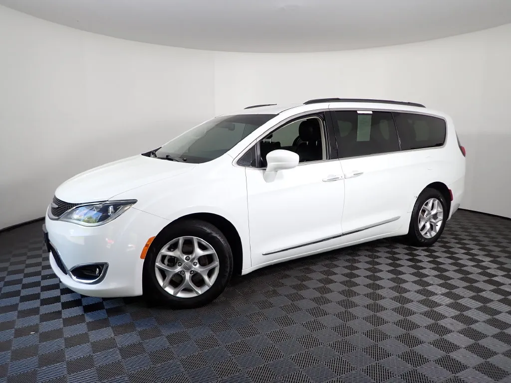 Chrysler Pacifica photo 9