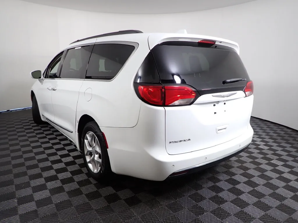 Chrysler Pacifica photo 12