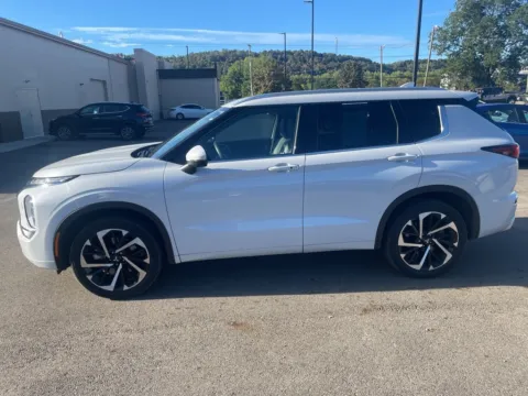 More photos of 2023 Mitsubishi Outlander SEL at Don Wood Hyundai, OH