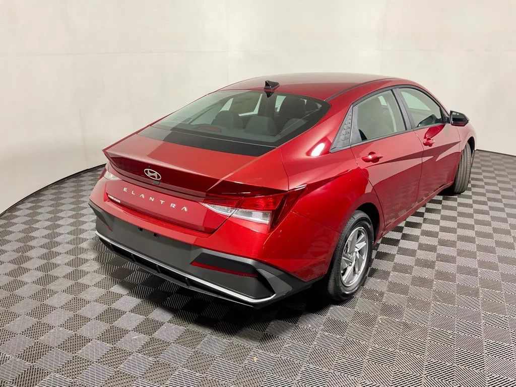 Hyundai Elantra photo 18