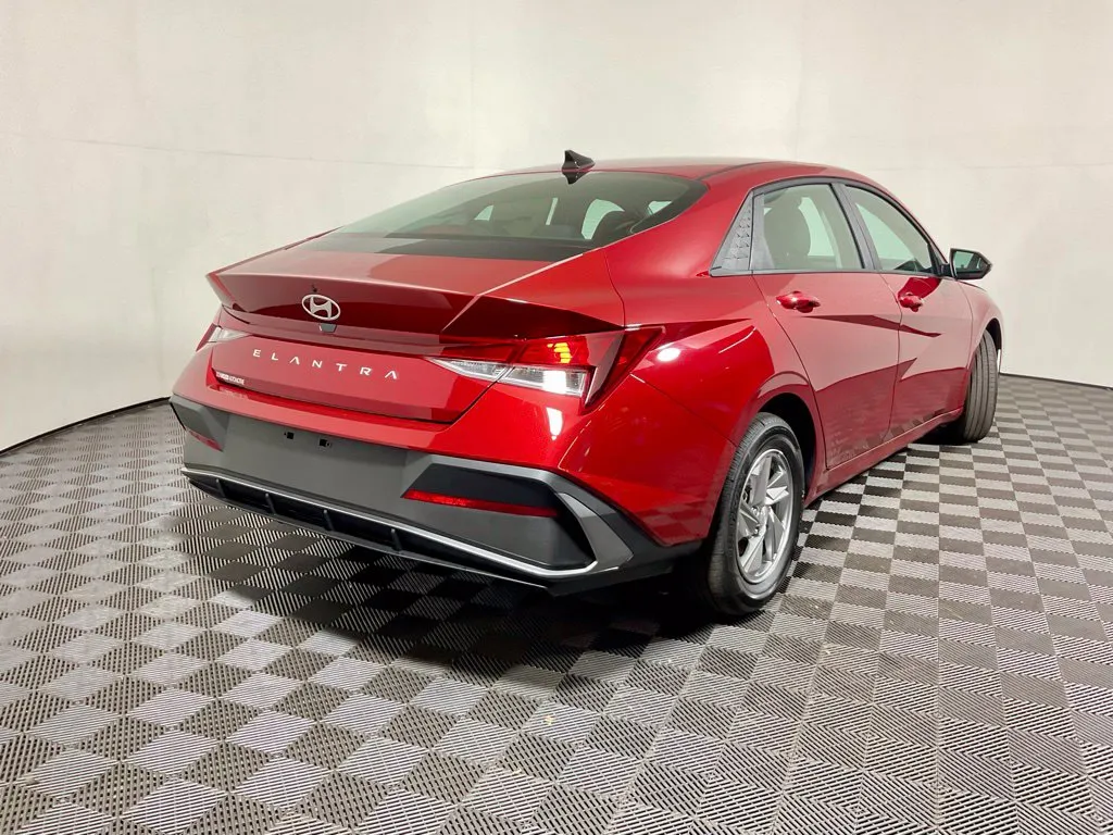 Hyundai Elantra photo 17