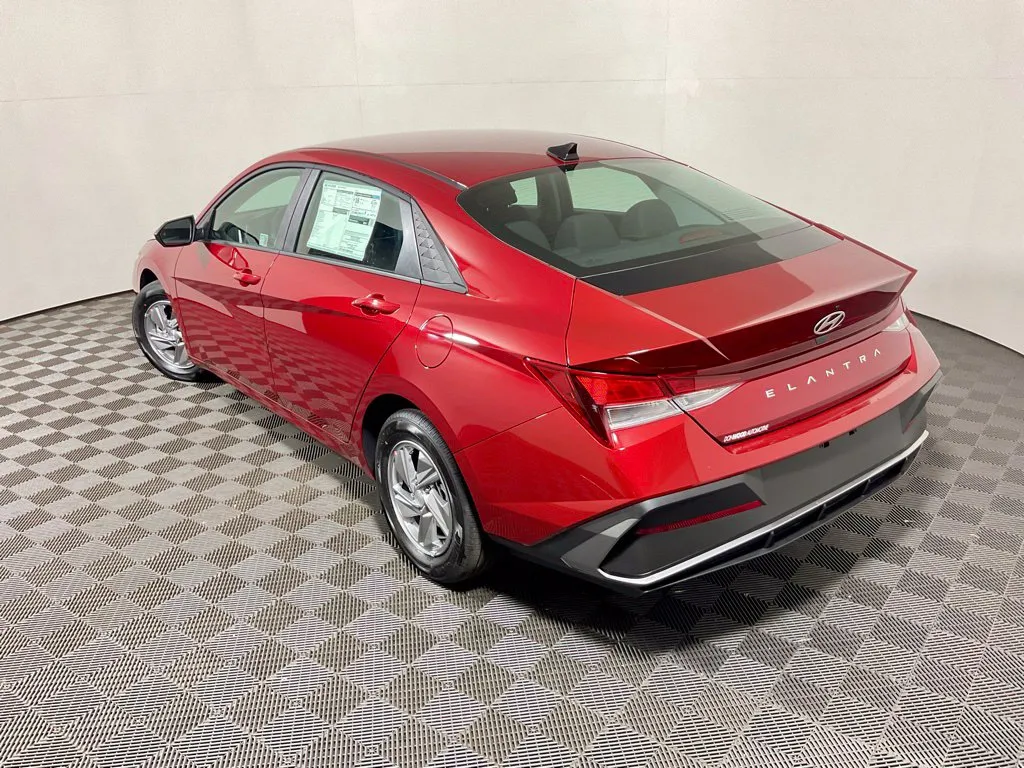 Hyundai Elantra photo 13