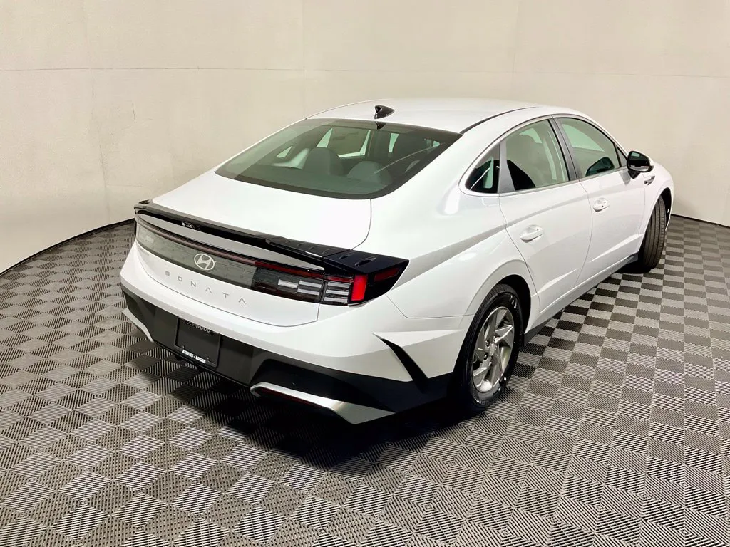Hyundai Sonata photo 16