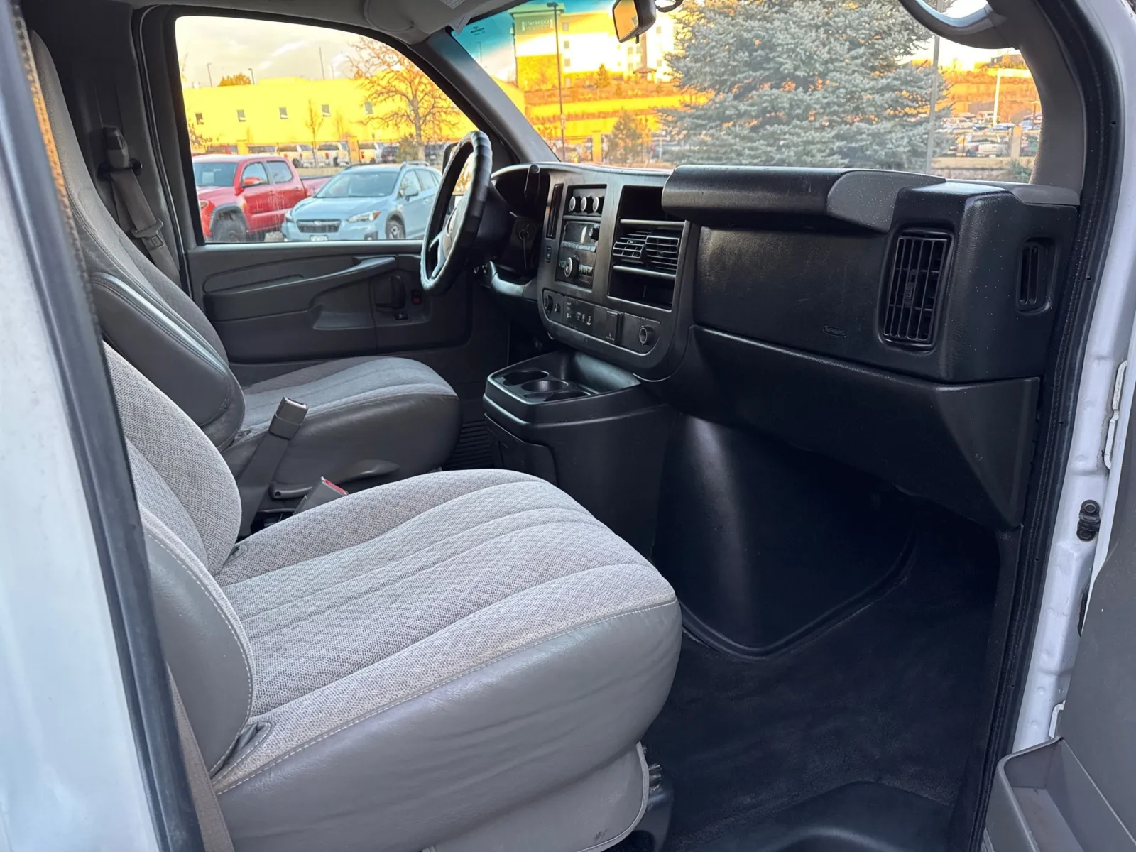 2015 Chevrolet Express Passenger LS - Photo 15