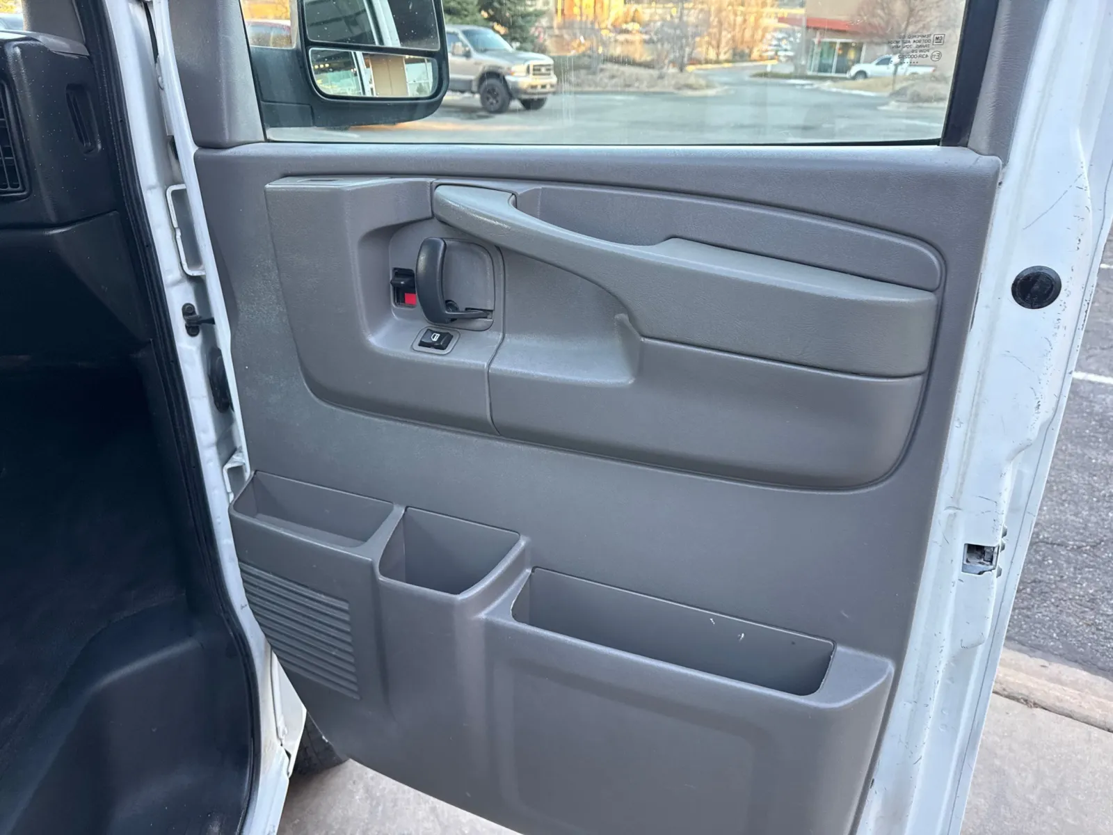 2015 Chevrolet Express Passenger LS - Photo 14