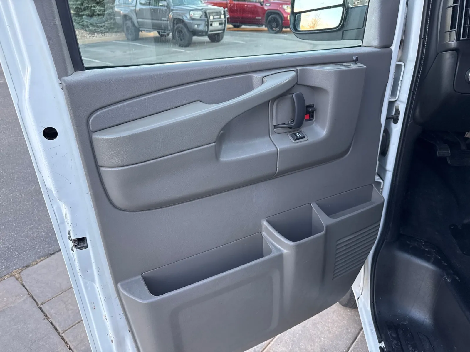 2015 Chevrolet Express Passenger LS - Photo 18