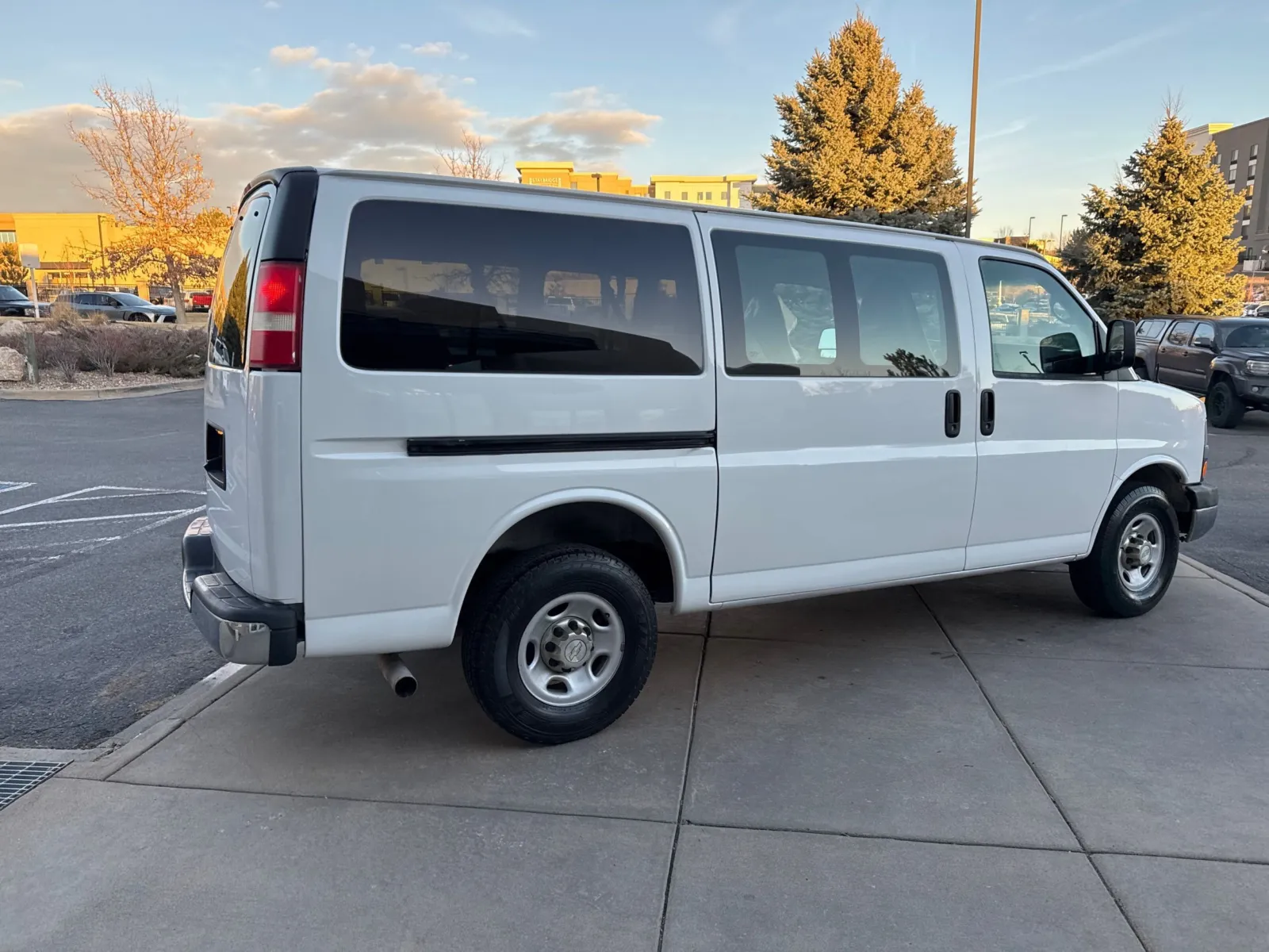 2015 Chevrolet Express Passenger LS - Photo 6