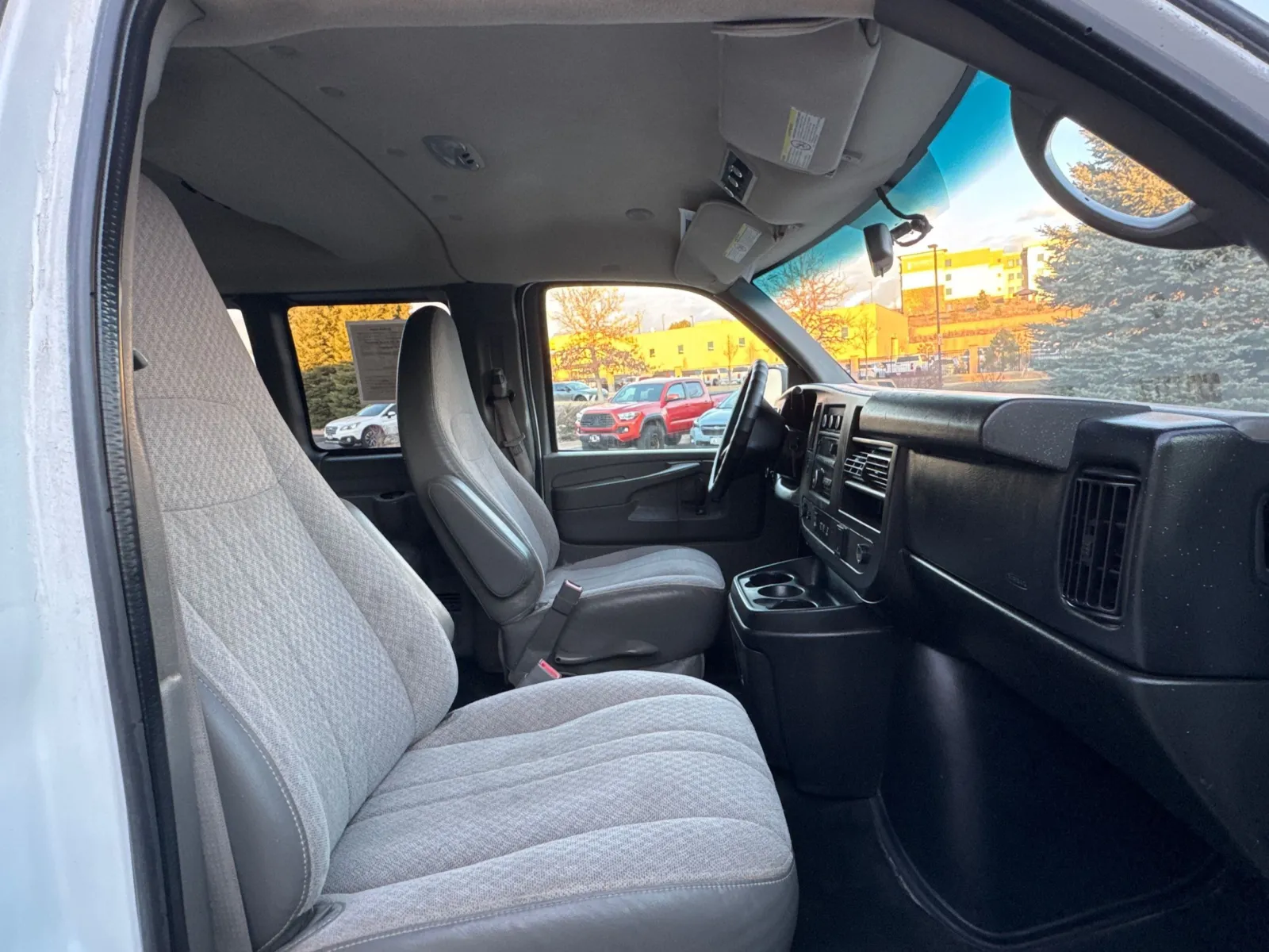 2015 Chevrolet Express Passenger LS - Photo 17