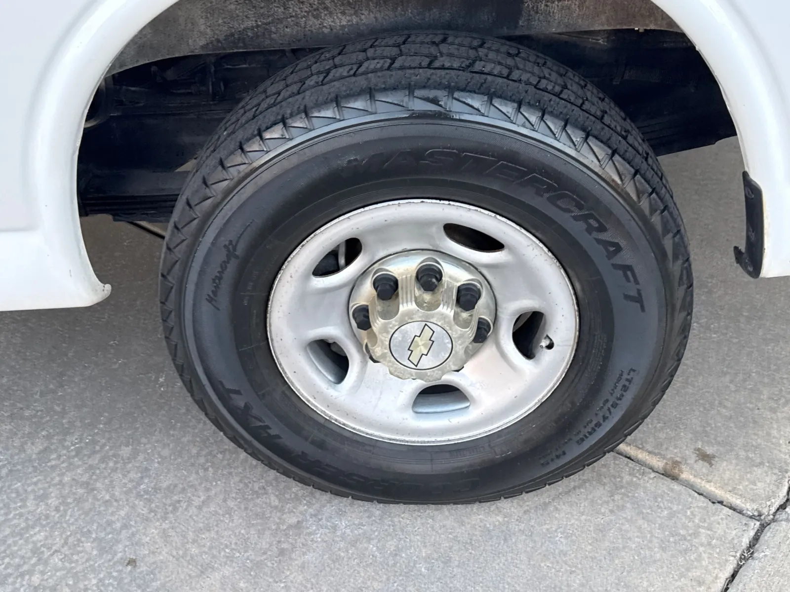 2015 Chevrolet Express Passenger LS - Photo 28