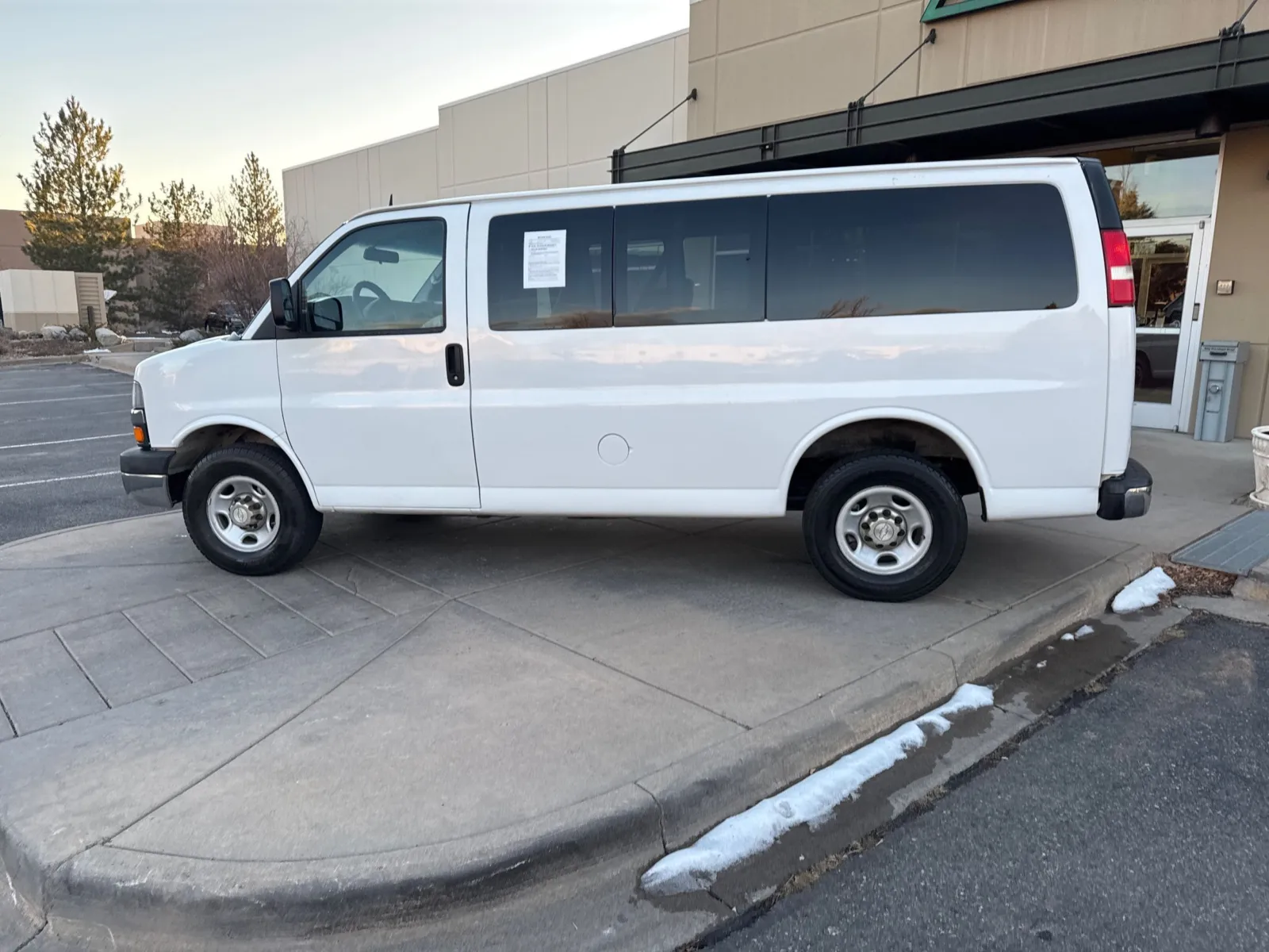2015 Chevrolet Express Passenger LS - Photo 9