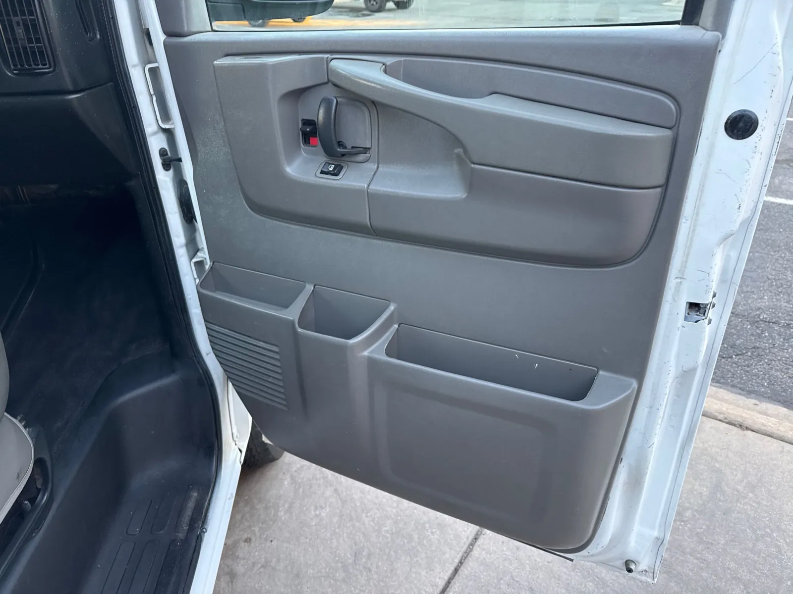2015 Chevrolet Express Passenger LS - Photo 10