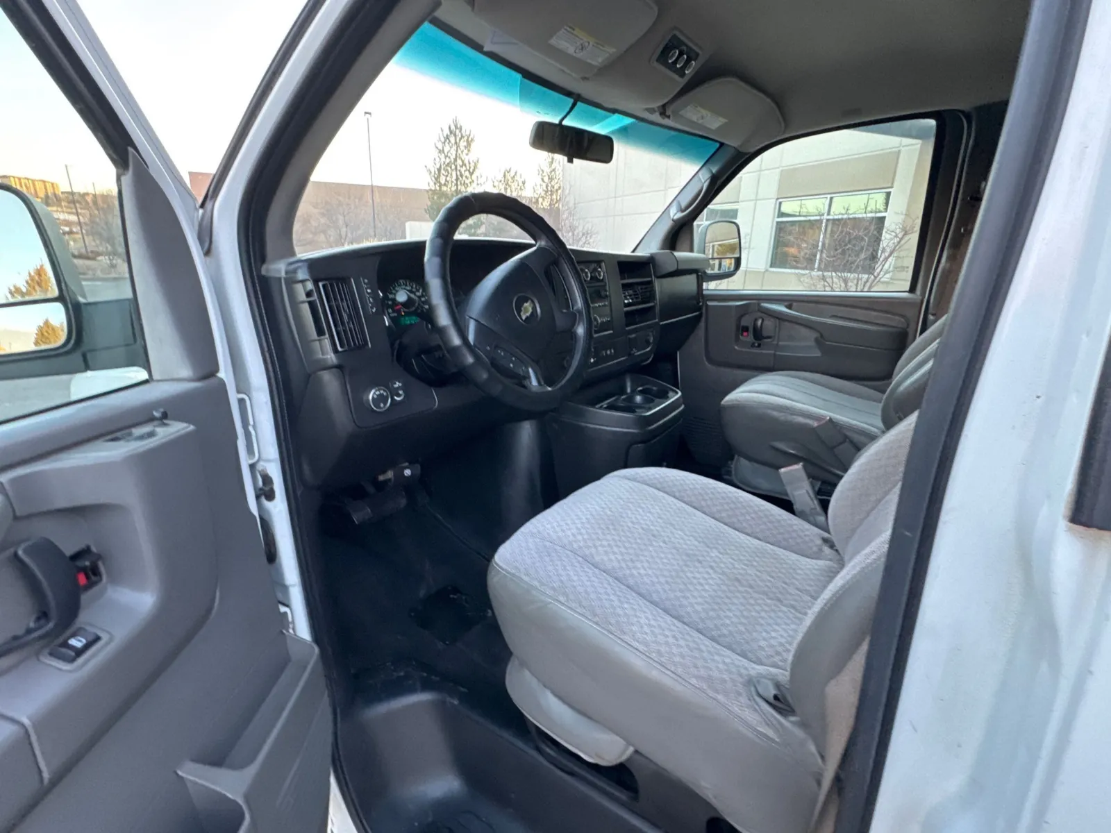 2015 Chevrolet Express Passenger LS - Photo 19