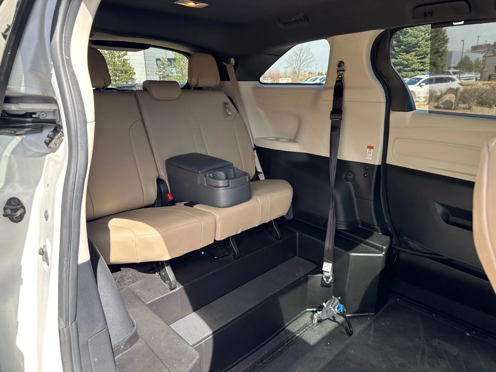 2021 Toyota Sienna XLE - Photo 24