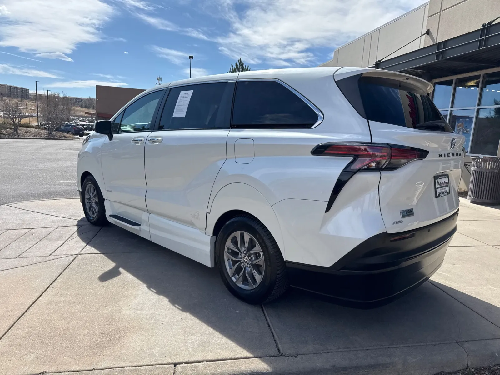 2021 Toyota Sienna XLE - Photo 9