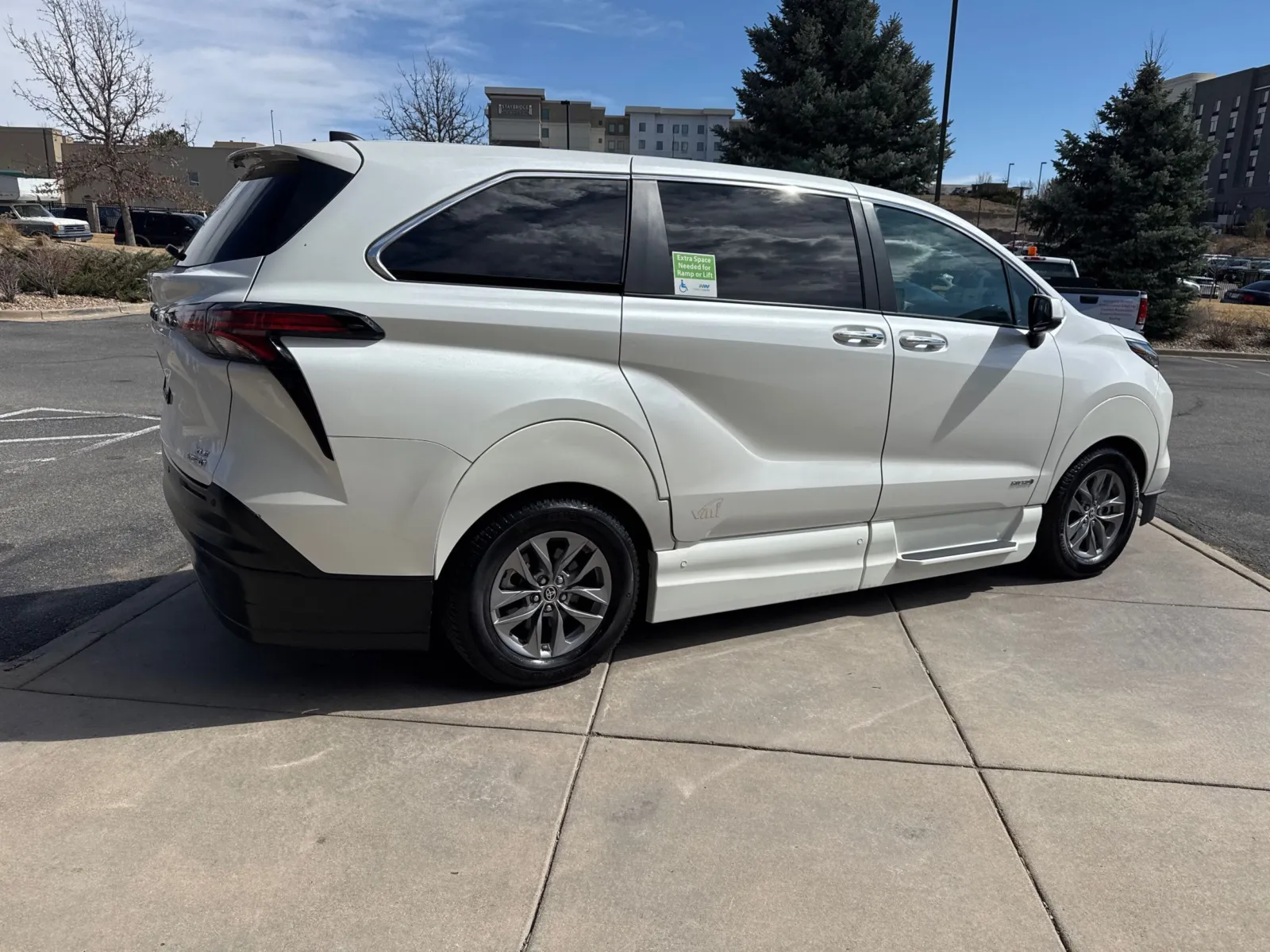 2021 Toyota Sienna XLE - Photo 7