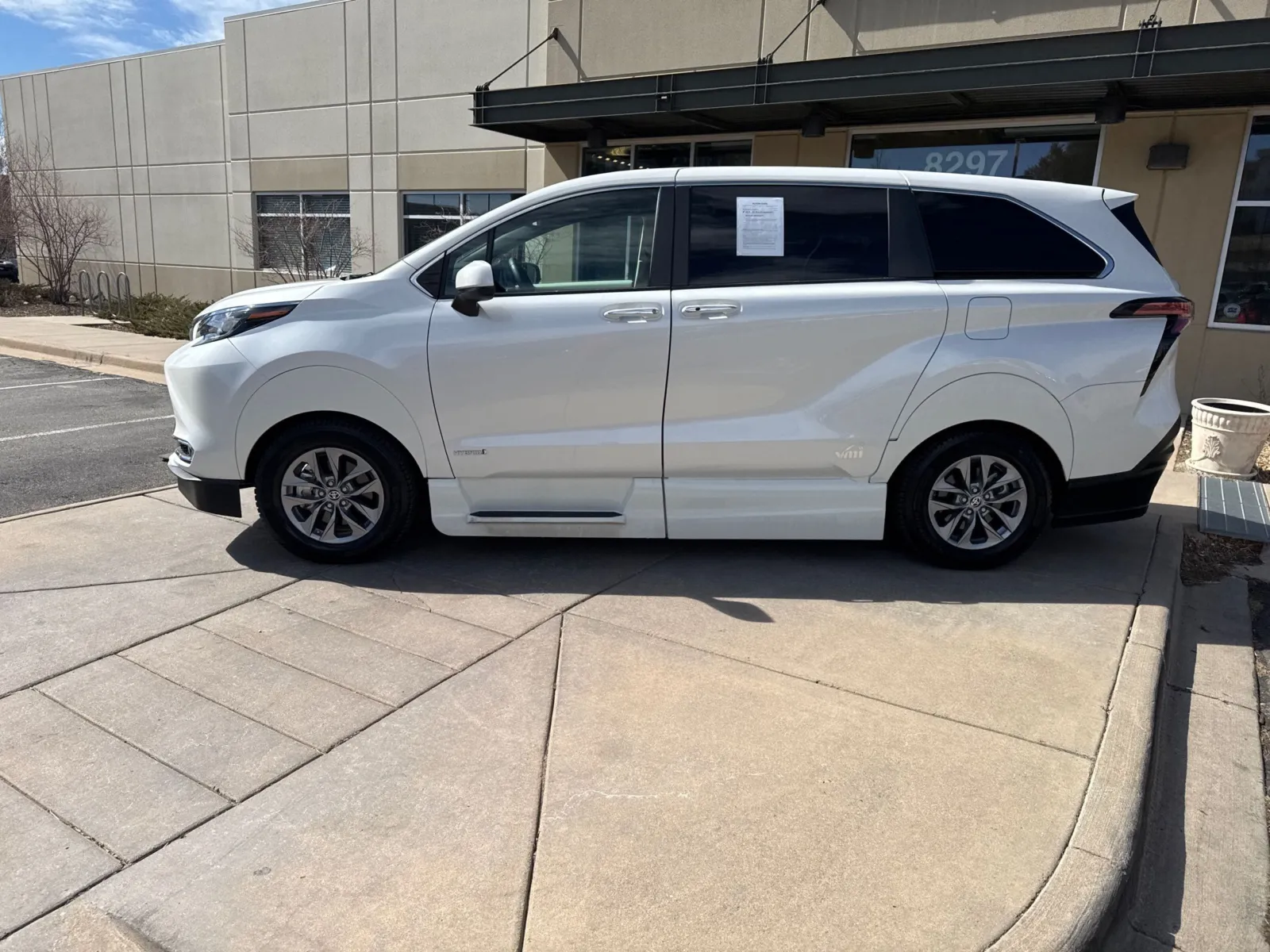 2021 Toyota Sienna XLE - Photo 10