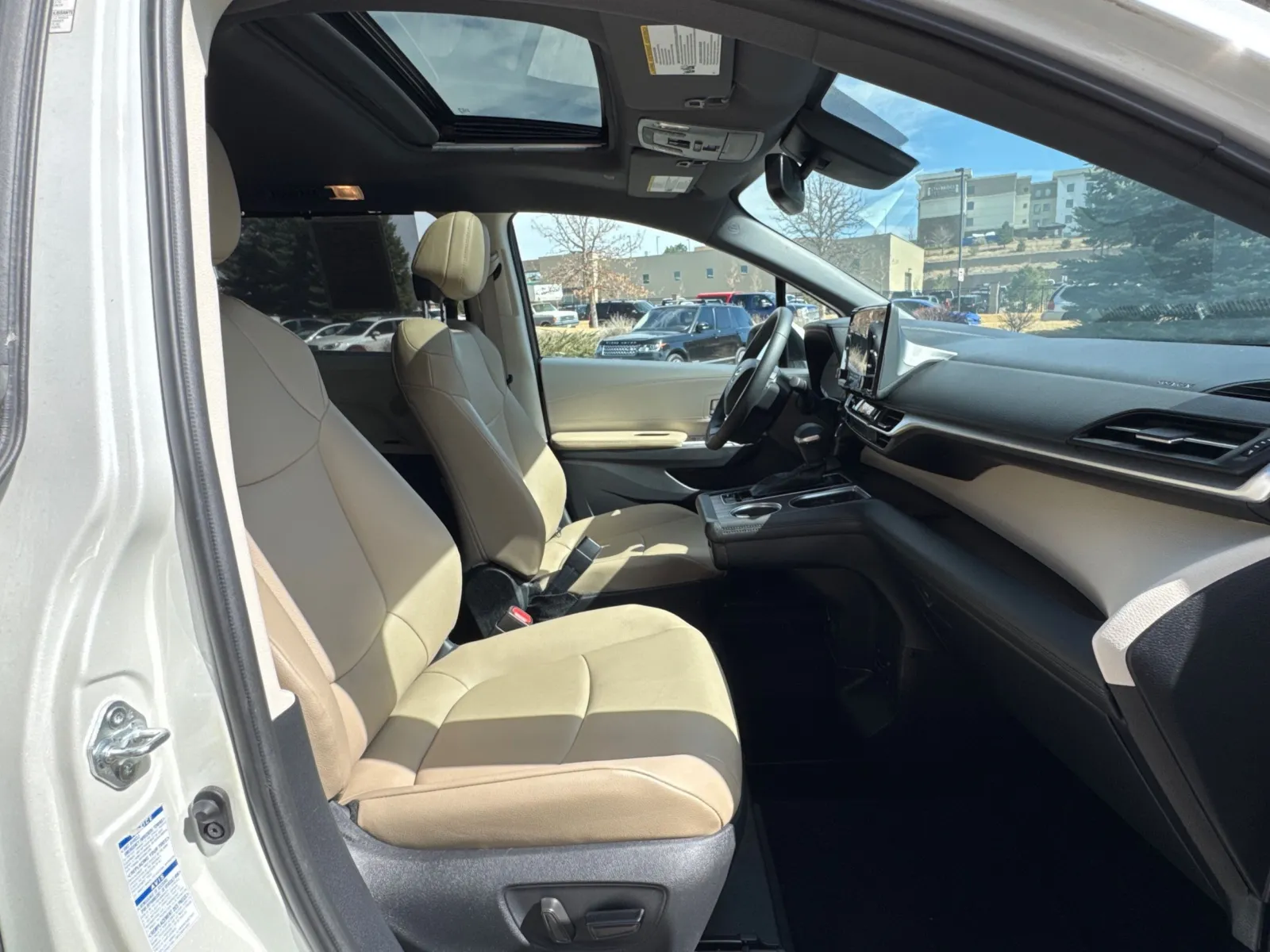 2021 Toyota Sienna XLE - Photo 18