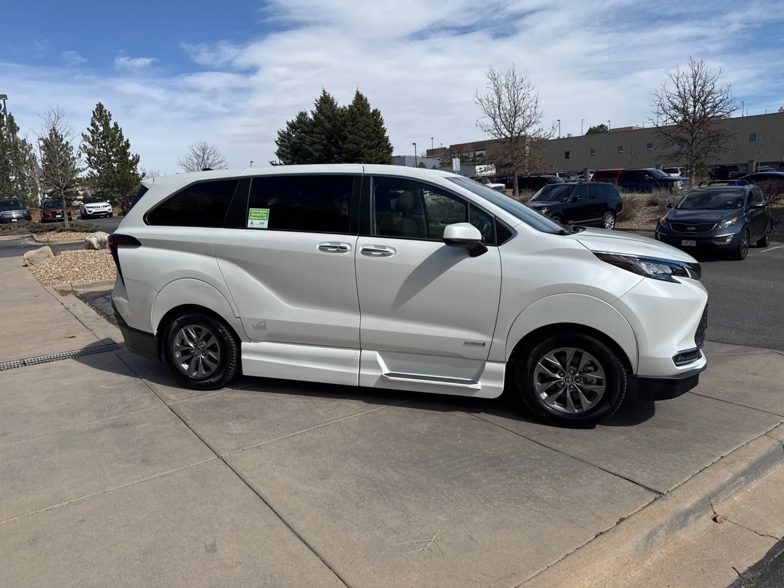 2021 Toyota Sienna XLE - Photo 6