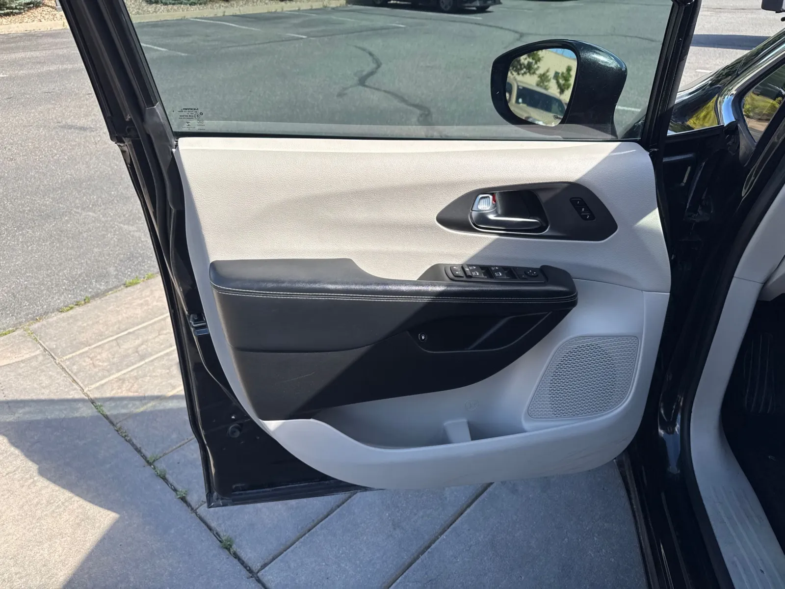 Chrysler Pacifica photo 28