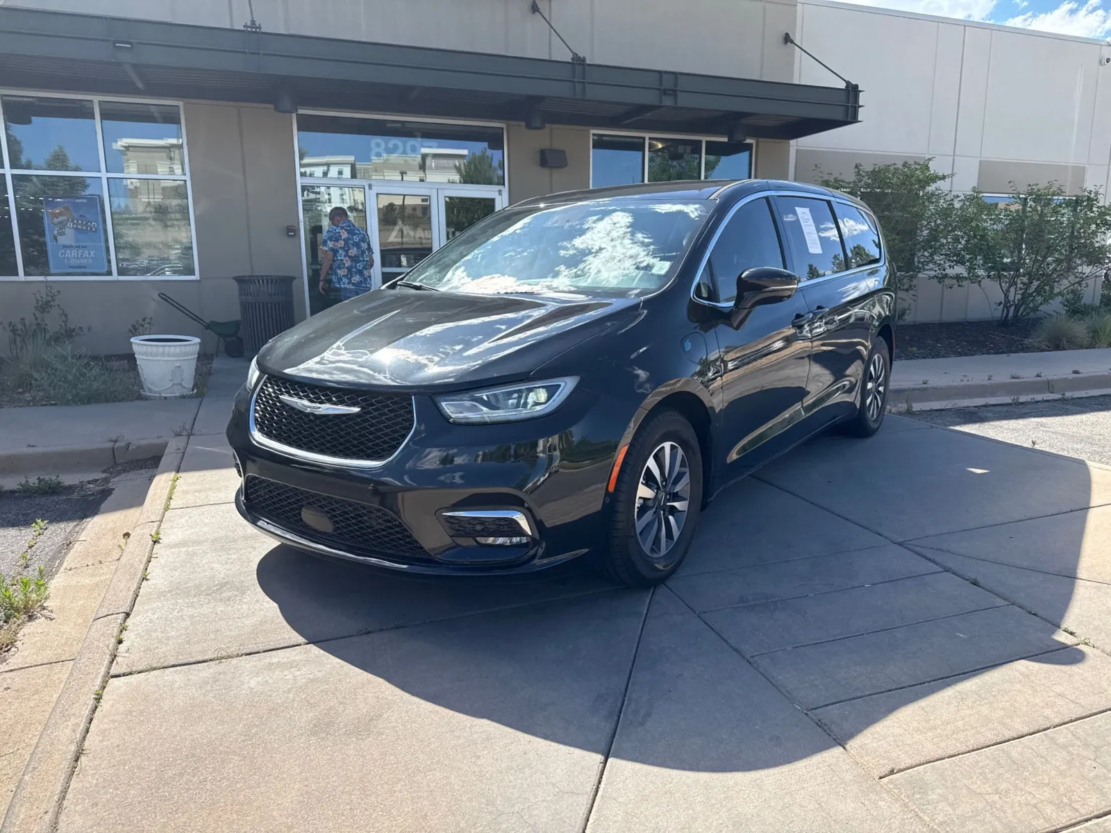 Chrysler Pacifica photo 2