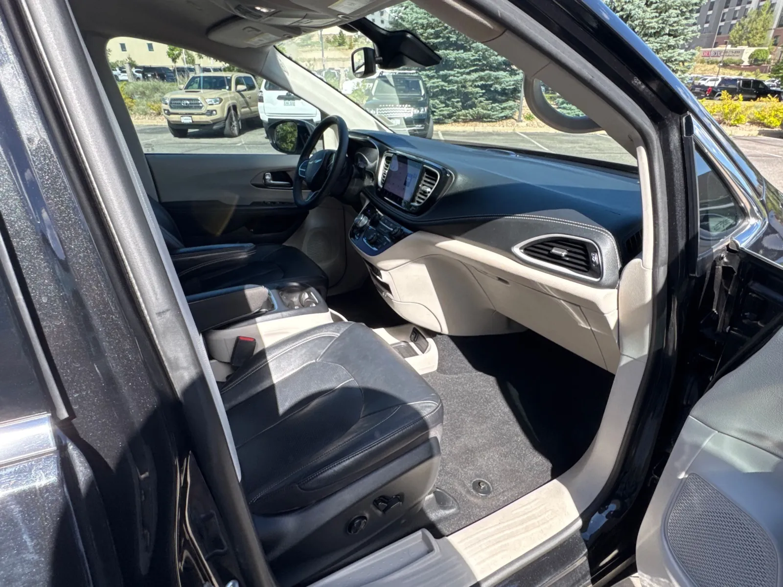 Chrysler Pacifica photo 16