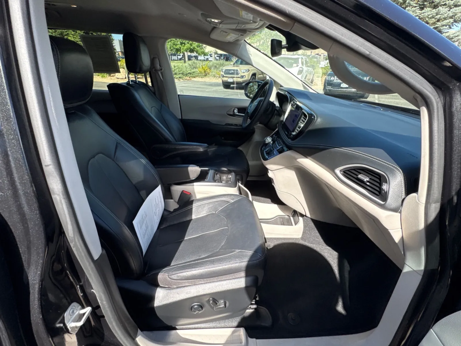 Chrysler Pacifica photo 17