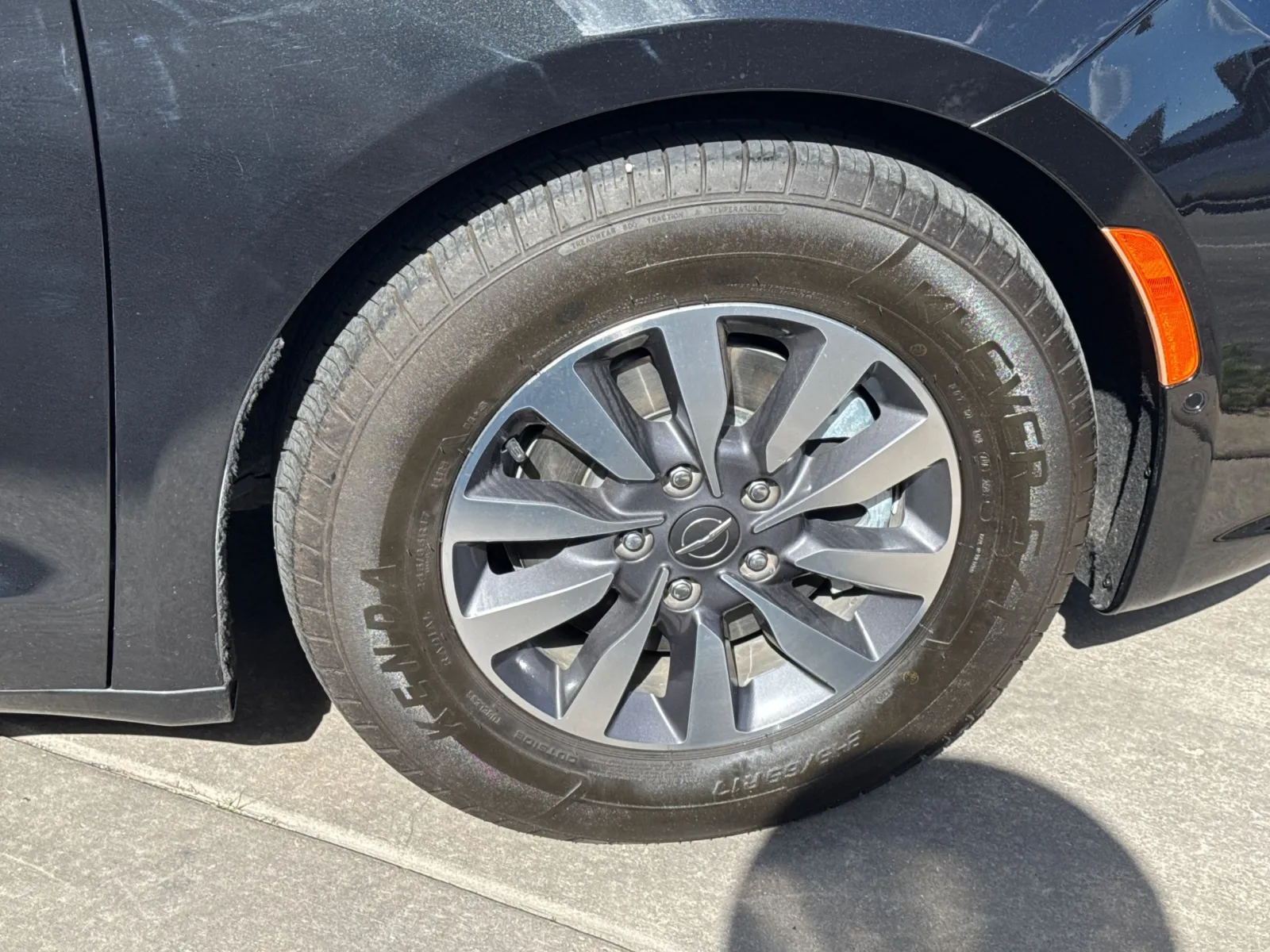 Chrysler Pacifica photo 14
