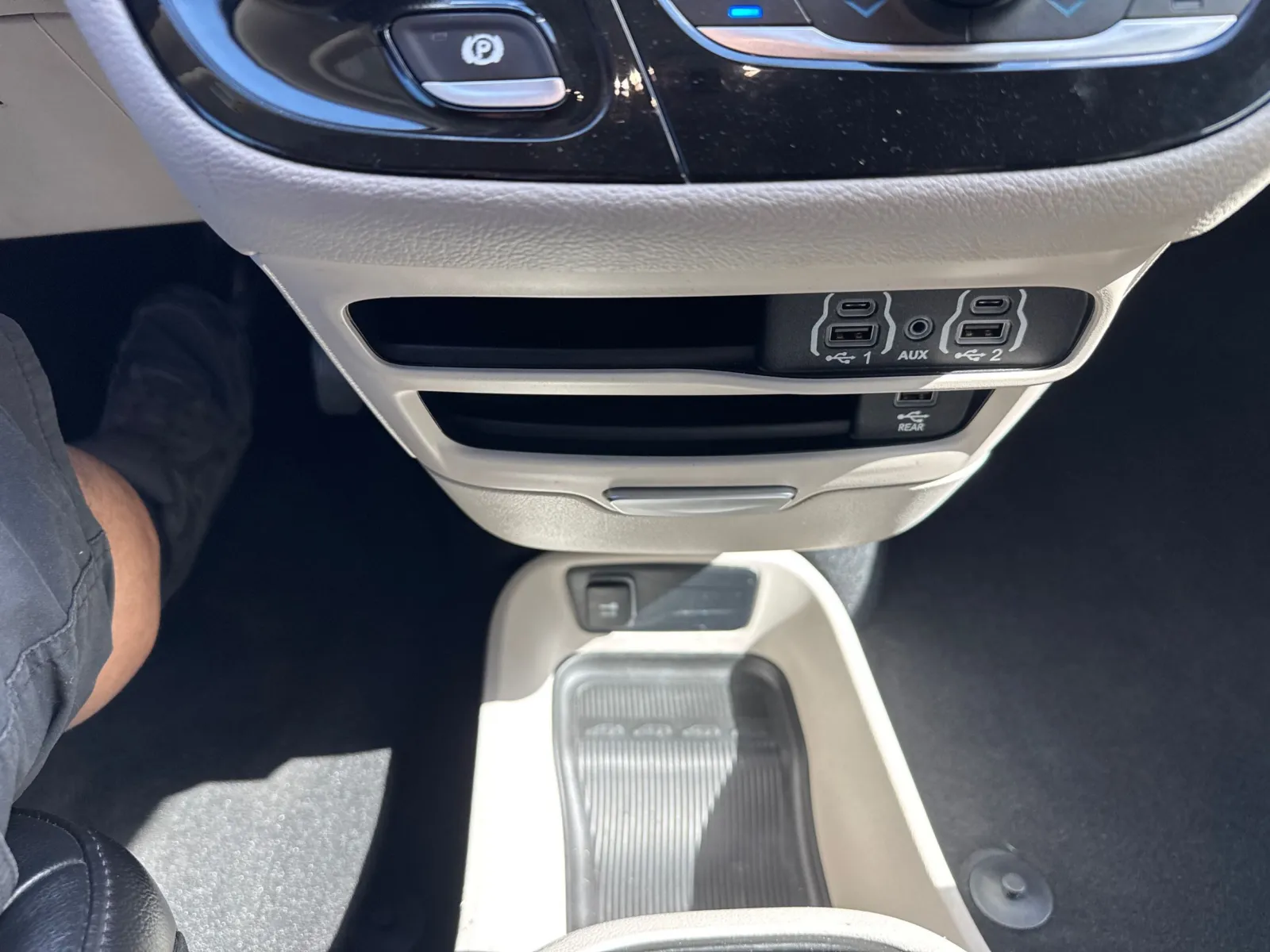 Chrysler Pacifica photo 35