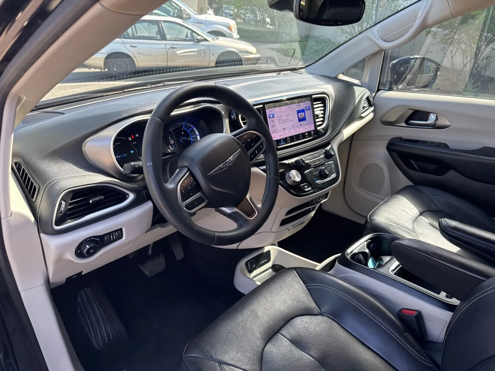 Chrysler Pacifica photo 30